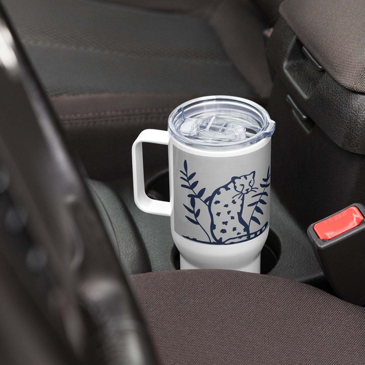 Travel mug with a handle